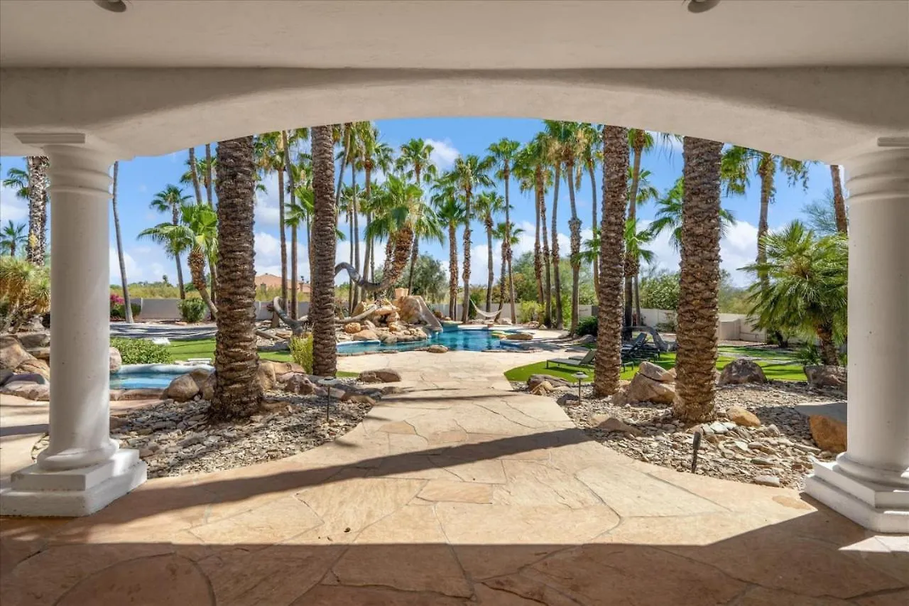 Resort Style Estate, 2 Houses, Putt-Putt Course, B-Ball Court, Heated Pool Scottsdale Villa