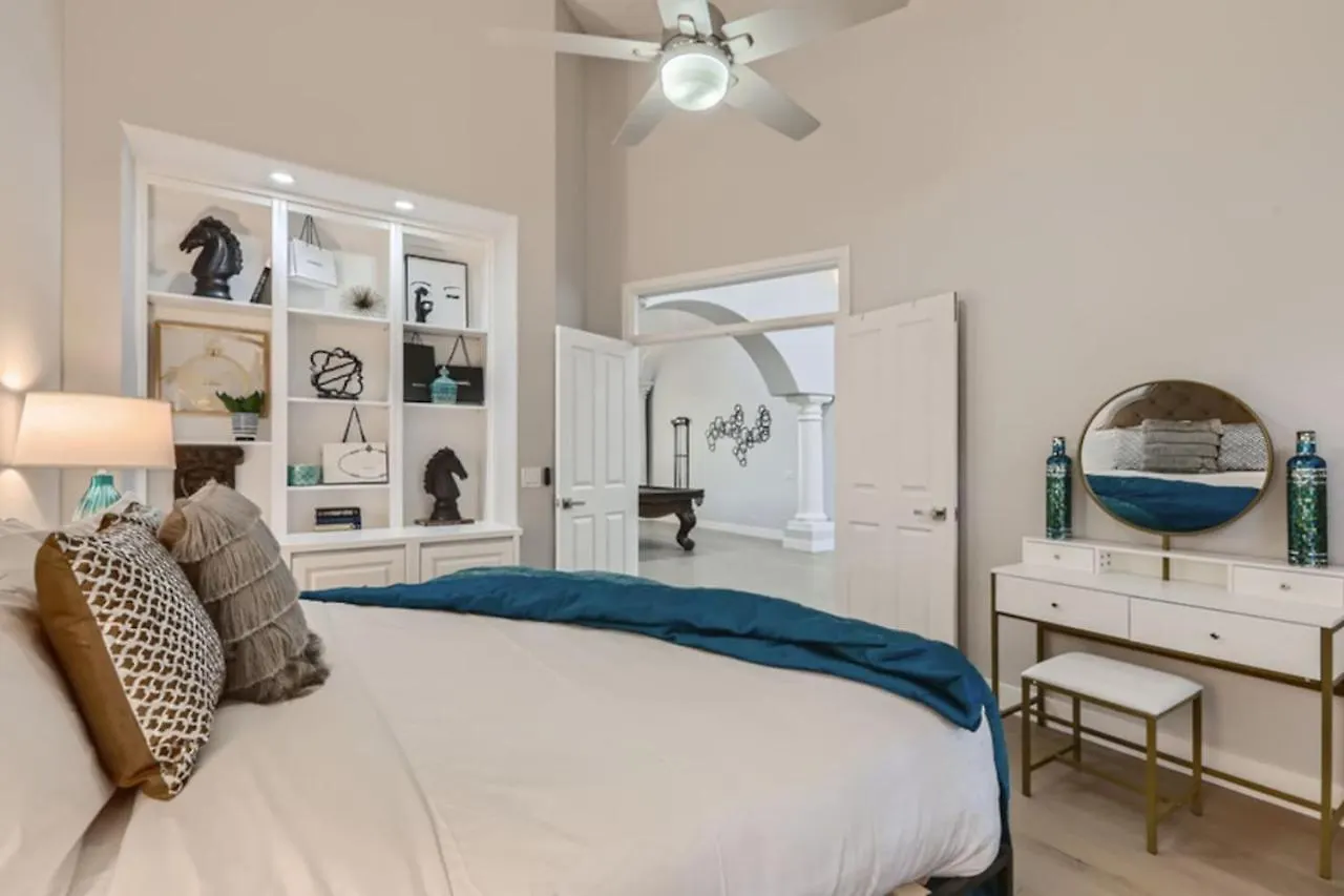 Resort Style Estate, 2 Houses, Putt-Putt Course, B-Ball Court, Heated Pool Scottsdale