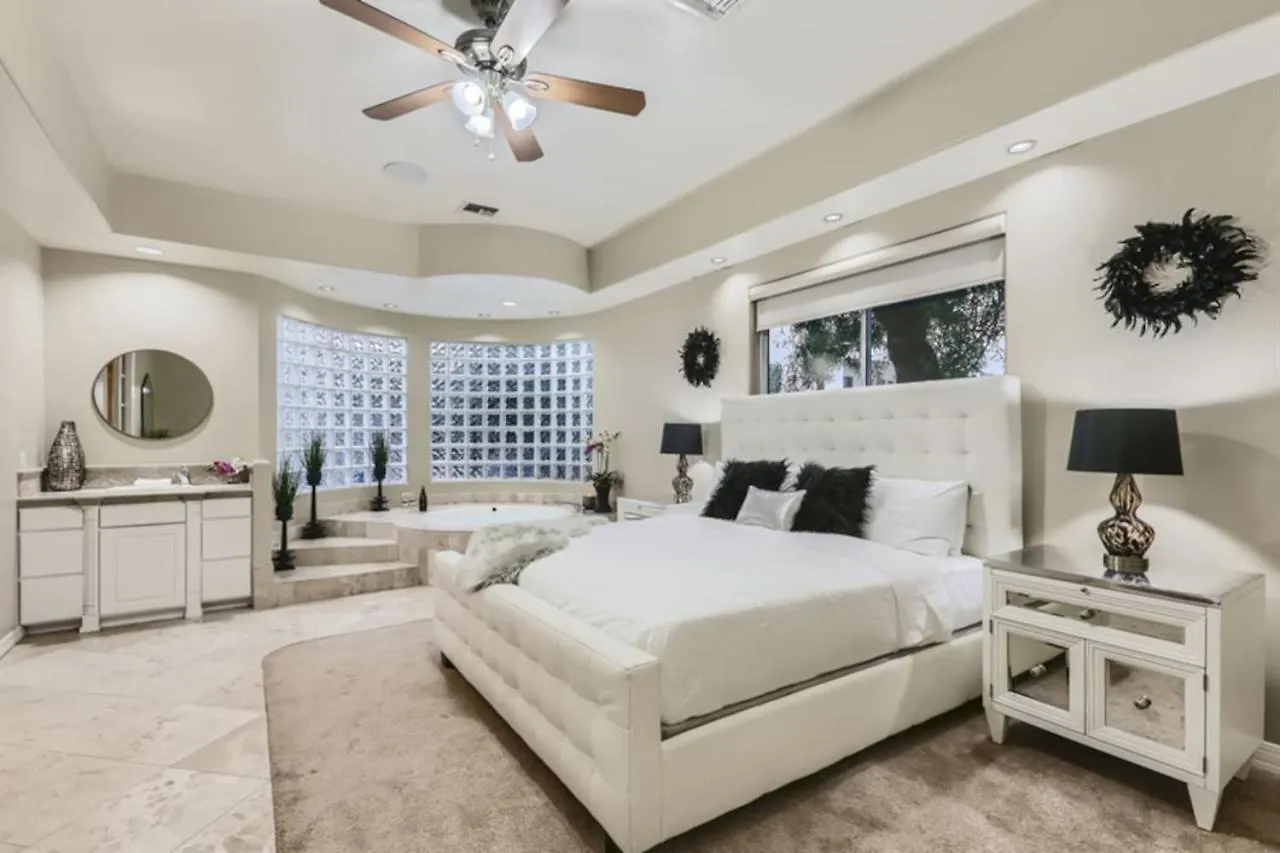 Villa Resort Style Estate, 2 Houses, Putt-Putt Course, B-Ball Court, Heated Pool Scottsdale