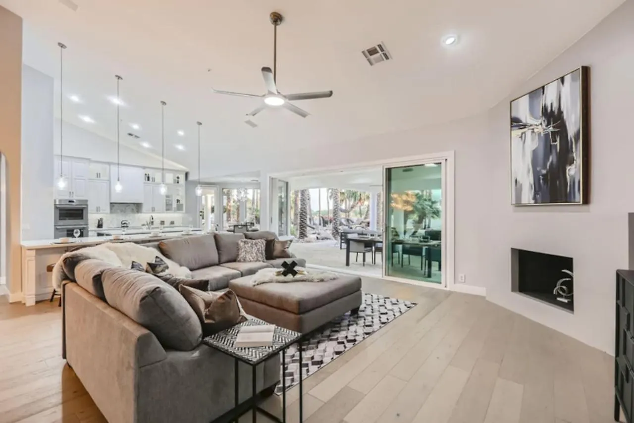 Villa Resort Style Estate, 2 Houses, Putt-Putt Course, B-Ball Court, Heated Pool Scottsdale