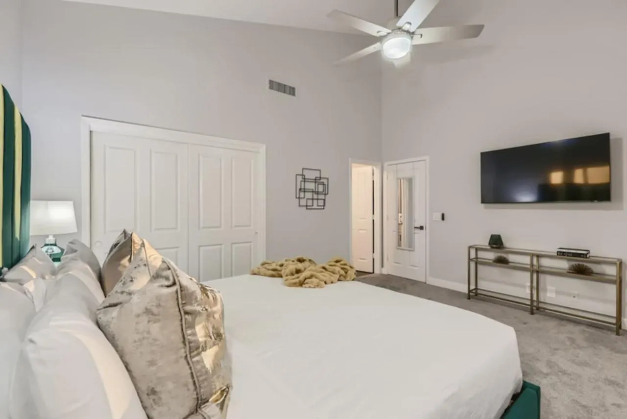 Resort Style Estate, 2 Houses, Putt-Putt Course, B-Ball Court, Heated Pool Scottsdale Villa