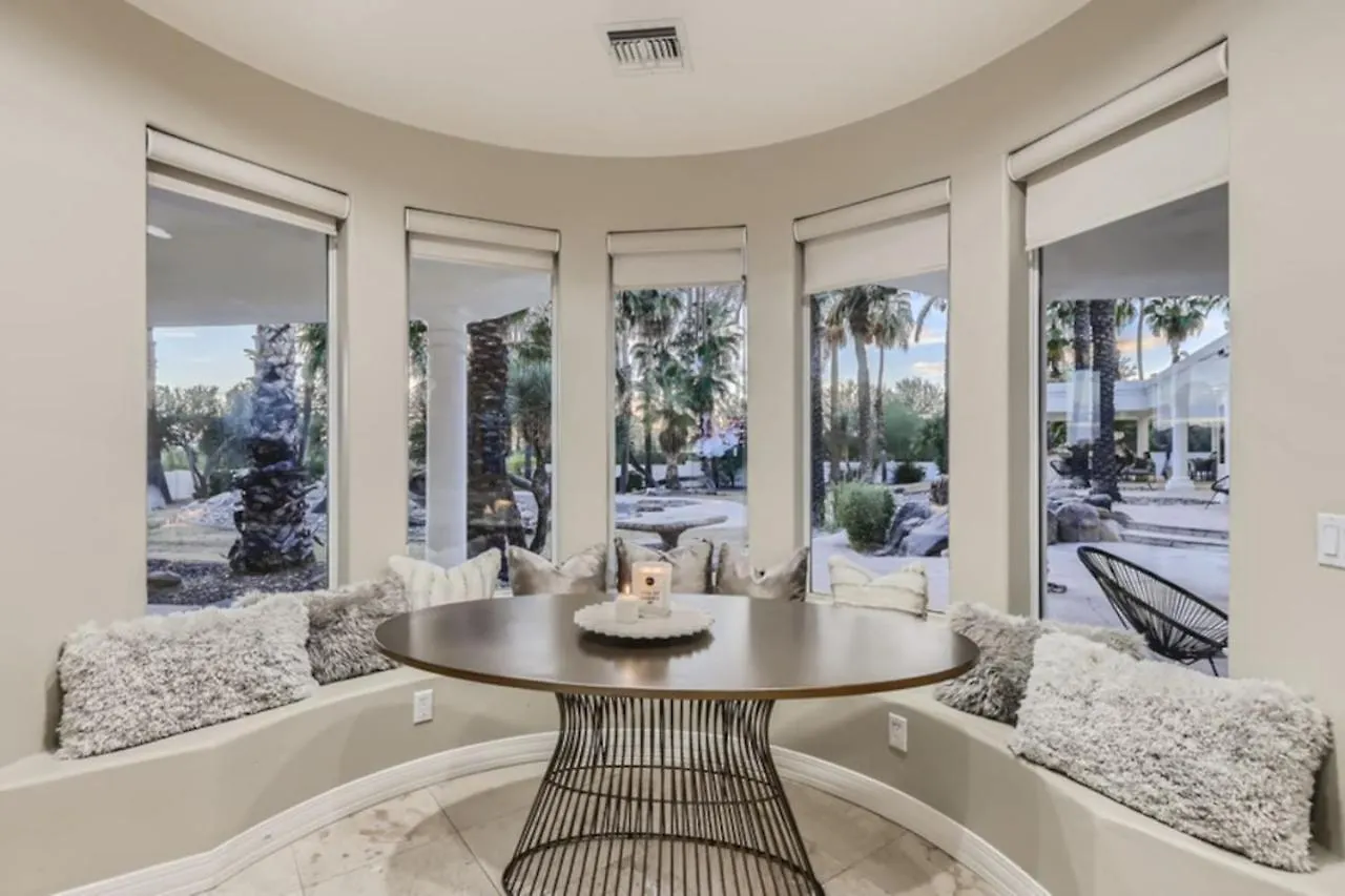 Resort Style Estate, 2 Houses, Putt-Putt Course, B-Ball Court, Heated Pool Scottsdale Villa